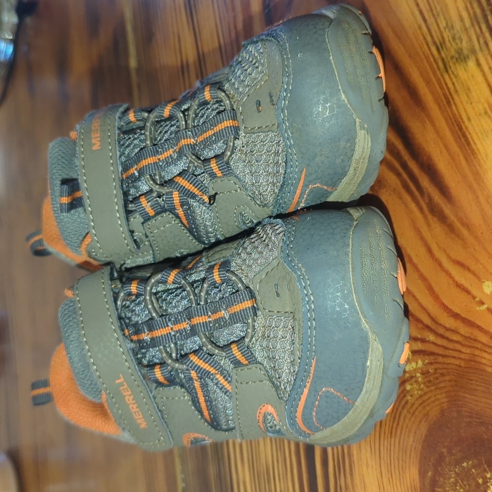 Kids Merrell Hiking Shoe/Book Size 10